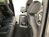 運転席・助手席の背もたれには、2列目シート用にカップホルダー付きの「格納式のシートバックテーブル」を装備しています。休憩時のちょっとした時間などカップを置いたり、小物置きに使えて便利です。