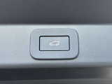 【パワーテールゲート】ボタン操作でテールゲートが開閉です。両手が荷物で塞がっていても、スムーズに開閉を行えます。