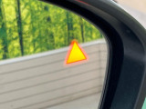 【後方車輛検知】走行中、ドアミラーの死角になりやすい箇所に後続車が接近するとサイドミラー付近に警告を表示、ドライバーに注意喚起をしてくれます。