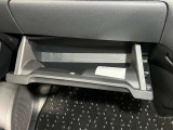 【グローブボックス】容器がせり出してくるバケットタイプ!一目で中身を把握でき、取り出しやすさにも優れます!