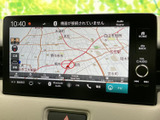 地図を画面上で確認でき、目的地までの道順を把握したいときに便利です。道路や周辺地名も表示され、表示切替などの操作項目も見やすく、初めての場所へのお出かけをサポートします。