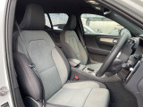 運転席シート廻りは使用感も少なく、良好な状態となっています。前オーナー様が丁寧に使っていたことがよくわかりますね。