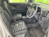 運転席まわりは前方を見渡しやすく、シートには柄入りの生地を採用した落ち着いた空間です。ドア側から足元までまとまりがあり、乗り降りの際にも使いやすい印象です。