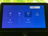 FM・AMラジオのほか、BluetoothやUSBなど複数の音源を画面から選択できます。使いたいソースを一覧から確認しやすく、普段お使いの機器やその日の気分に合わせて音楽を楽しめます。