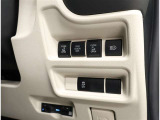 電動のスライドドアで楽々スムース!運転席からも開閉の操作もできます♪キーのスイッチひとつで自動開閉できる便利な機能もついてます♪