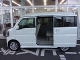 スライドドアと低床で乗り降りしやすい。