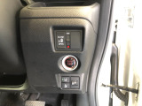 【片側電動スライドドア】リモコンや運転席のスイッチ操作のほか、ドアハンドルを少し引くだけでリアドアが自動開閉します♪