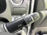 レバーには方向指示やライトに関する表示があり、運転席から目で確認しやすい仕様です。必要な表示を手元で把握でき、日常の運転時にも扱いやすい装備です。