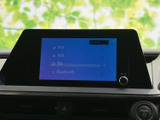 FM・AM・テレビ・Bluetoothの各項目が画面に並び、使いたい音源を選びやすい構成です。表示を見ながら目的に合わせて切り替えられ、日常使いにも便利です。