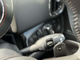 輸入車のため、ウィンカーレバーとワイパーレバーの配置は国産車と左右が逆となります。操作に慣れるまでは違和感がありますが、使用を重ねることで自然に扱えるようになります。