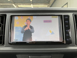 映像や案内を表示する画面を備え、操作ボタンも周囲にまとまっています。表示内容を確認しやすく、車内での情報確認に役立つ装備です。画面の見え方もぜひご確認ください。