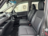 前席は視界が広く、運転席まわりを見渡しやすい配置です。シートは身体を支える形状で、落ち着いた色合いの室内とあわせ、日々の移動を快適に過ごせます。