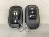 スマートキーを装備しています。鍵を差し込むことなくドアロックの開け閉めと、スタートボタン操作でのエンジンスタートができます。ボタン操作でトランクが開けられる電動テールゲートのボタンもついています。