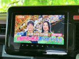 テレビ番組を画面いっぱいに表示でき、停車中の待ち時間などに映像を楽しめます。画面上の内容も見やすく、車内で過ごすひとときにうれしい装備です。