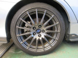 タイヤサイズは、245/40R18です。(右後ろ)