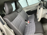 チェック柄を取り入れたシートが室内のアクセントとなり、落ち着いた色合いでまとまっています。座面と背もたれにゆとりが感じられ、前席で快適に過ごせます。