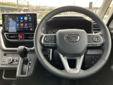 左右のスポークにスイッチが備わり、手元で車内機能の操作を行えるステアリングです。メーターや前方から視線を大きく外さず扱いやすく、日常の運転を便利にサポートします。