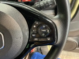 ステアリング右手側にクルーズコントロールスイッチ。アクセルペダルを踏まずに一定速走行が出来るので、高速道路での走行がグッと快適になります。