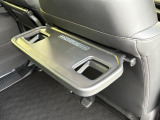 シートバックテーブルが両側に付いてます。休憩時に車内でのお食事が楽しく出来ますね!