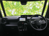 大きなフロントガラスとサイドウインドウから外の様子を確認しやすく、運転席からの見通しも良好。すっきりした室内で、前席にゆったり座れます。