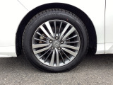 アルミホイールです。足元が引き立つので、車全体のイメージがアップしますよ!
