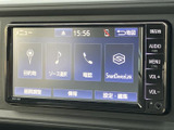 目的地やソース選択、電話などの項目が画面に並び、必要なメニューを選びやすい構成です。画面脇にも操作ボタンがあり、使いたい機能へ進みやすいです。