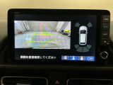 リバースギアに入れるだけで後方の表示へ切り替わります。夜間や雨の日の駐車も楽になりますよ。