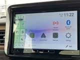 タッチ操作でオーディオや各種連携メニューを選べる画面を備え、スマートフォン連携にも対応。表示が整理されており、目的の項目を確認しやすい構成です。