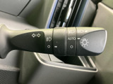 操作しやすい位置に配置されたウインカーレバー。直感的に操作でき、安全な車線変更や右左折をサポートします。運転の信頼性が高まります。