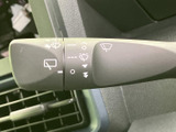 レバーにワイパーのマークが表示され、操作位置をひと目で把握しやすい仕様です。運転席から手の届く場所に配され、天候の変化に応じた操作をサポートします。