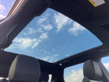 【固定式パノラミックルーフ メーカーop価格￥245000】車内に自然光を取り込み、開放感あふれる空間を演出するオプションです。どの座席に座っても景色を楽しめるのが特徴です。
