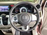 足元スッキリ、インパネシフトです。パーキングブレーキはフットブレーキタイプなので、運転席と助手席の間がスッキリしています。