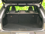 後席背もたれを起こした状態でも、荷室には荷物を載せるスペースが確保されています。開口部が大きく、日常の買い物や旅行の荷物などを出し入れしやすい形状です。
