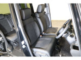 すわり心地の良い運転席・助手席です。長時間のドライブの疲れ軽減に貢献します。どうぞ快適なドライブを♪