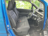前席は視界が広く、運転席と助手席の間にもゆとりを感じる配置です。シートや足元は落ち着いた色合いでまとめられ、毎日の移動も気負わず過ごせる空間です。