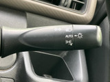 レバーに点灯や方向指示に関する表示が備わり、運転席から確認しやすい設計です。手元に操作系がまとまっていることで、道路状況に応じた操作を行いやすく、日々の運転を支えます。