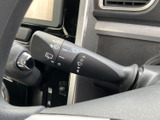 ワイパーに関するマークがレバー上に表示され、操作内容を見分けやすい配置です。運転席から手元で扱えるため、天候の変化に合わせた操作をしやすく、雨の日の運転をサポートします。