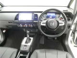 運転席からの視界はこんな感じです☆お気軽にご来店いただき、実際に座って是非お確かめください。ドライバーに寄り添う快適な操作フィールをもたらすステアリングです。