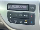 【オートエアコン】一度お好みの温度に設定すれば、車内の温度を検知し風量や温度を自動で調整。暑い&hellip;寒い&hellip;と何度もスイッチ操作をする必要はありません。快適な車内空間には必須の機能ですね♪