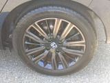 車体にマッチしたデザインのホイールが足元を引き締め、スタイリッシュな印象を演出します。
