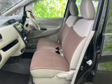前席は明るい内装色と落ち着いた座面の組み合わせで、車内を穏やかな印象に仕上げています。前方や側方を見渡しやすく、座席まわりもすっきり。運転する方も助手席の方も、自然な姿勢で過ごせる空間です。