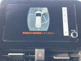 車両を上から見た映像で周囲の状況を確認でき、駐車時の安全確認をサポートします。画面内のガイド表示も活用でき、後退時に障害物との距離を把握しやすい装備です。