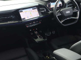 内装はシンプルに使い勝手を考え作られています。お車を運転する感覚をダイレクトに体感して頂けます。室内も広くロングドライブにも快適にお過ごしいただけます。