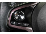 ハンドル左部分でオーディオ操作が可能。そのため、運転中でも目線をずらさずに安全運転♪
