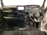 車内は光触媒抗菌消臭施工済です。インパネ周りはスタイリッシュなデザインで機能や装備も充実しています。グローブボックスやカップホルダーのほかにトレーなどたくさんの収納スペースが付いています。