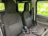 前席は視界を確保しやすい窓の配置で、運転席と助手席それぞれに落ち着いて座れます。シートの織り柄も控えめで、日常の移動から仕事での乗車まで幅広く使いやすい空間です。