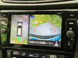 後方の様子を画面で確認しながら駐車でき、車庫入れや狭い場所での切り返しをサポートします。車両周辺の表示も備わり、周囲を確認する際に役立ちます。