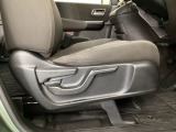【前席】運転席にはシート高を調整できるハイトアジャスターが装備され、幅広いシートポジションの設定が可能になっております♪