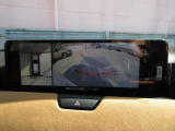 車体がシースルー(透過)して周囲の見通しを高めた設計の『360&deg;シースルービューモニター』を搭載。大きな車体でも、上空から見下ろす正確な視点で、狭い道や駐車をサポートします。