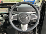 握りやすい円形のステアリングが運転席前に配置され、自然な姿勢でハンドル操作を行えます。メーターや前方を確認しながら扱いやすく、日々の移動でも運転に集中しやすい環境です。